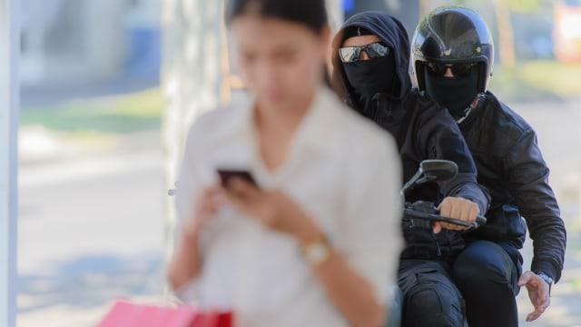 Suami Tega Begal Istri karena Penasaran Isi HP-nya