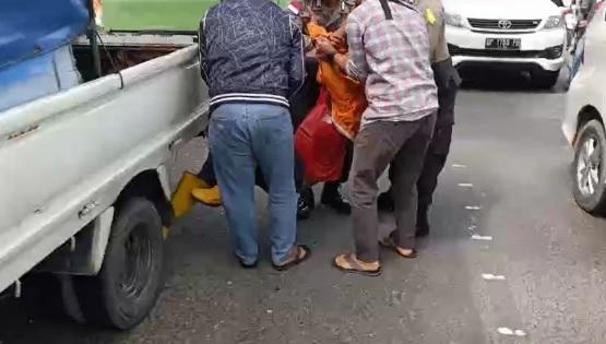 Pikap Lindas Pemotor di Depan Ruko Sukajadi