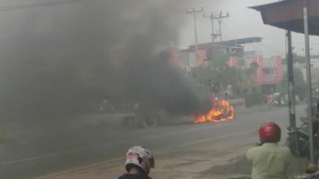 Saksi Mata: Ada Empat Ledakan Saat Mobil Terbakar
