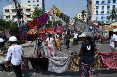 Rakyat Myanmar Lawan Kekerasan Militer dengan Kibaran Sarung