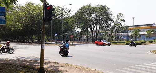 Berbahaya, Hati-hati Melintas di Lampu Merah Sekupang Ini