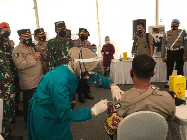 Tiba di Batam, Panglima TNI dan Kapolri Tinjau Vaksinasi Covid-19 TNI-Polri