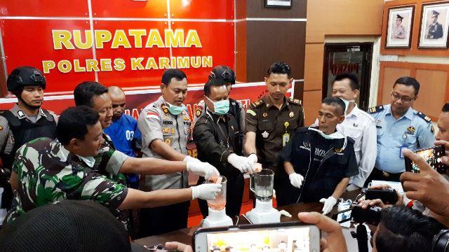 Pengedar Narkotika di Karimun Termenung Lihat Ekstasi Digiling Polisi