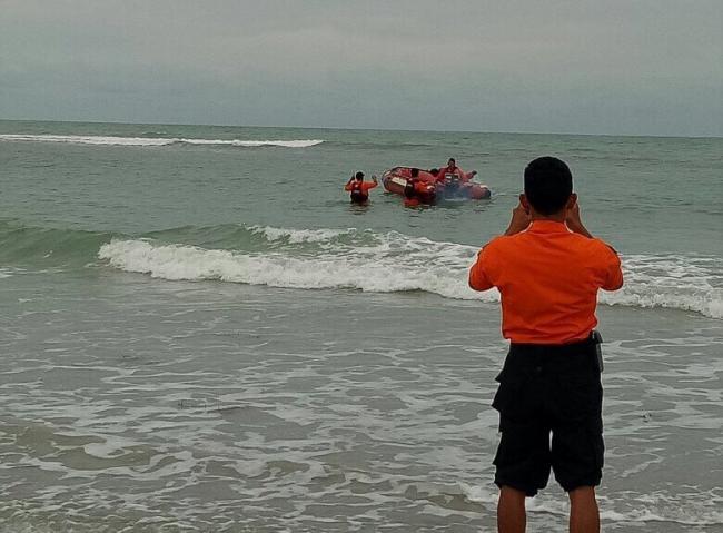 BREAKING NEWS: Seorang Pengunjung Pantai Trikora Tenggelam