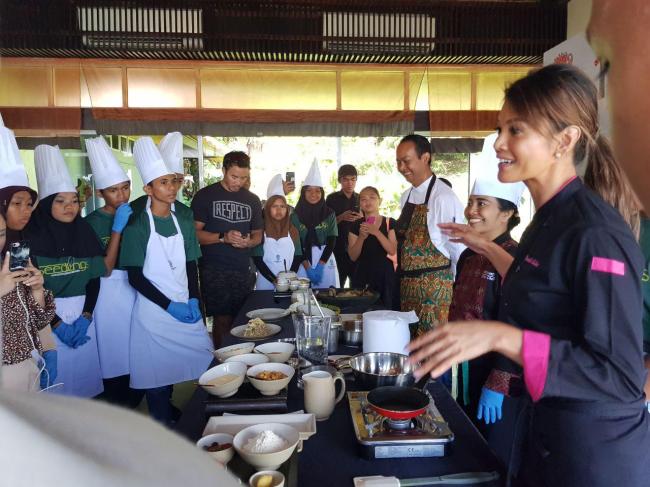 Sentuhan Farah Quinn di Demo Masak Banyan Tree Bintan