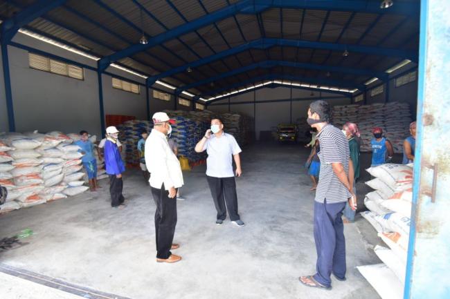 Bupati Rafiq Cek Stok Beras Gudang Bulog di Karimun
