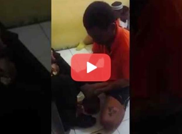 Tersangka Tarian Erotis, Aksa Menangis Sujud Sembah di Kaki Sang Ibu
