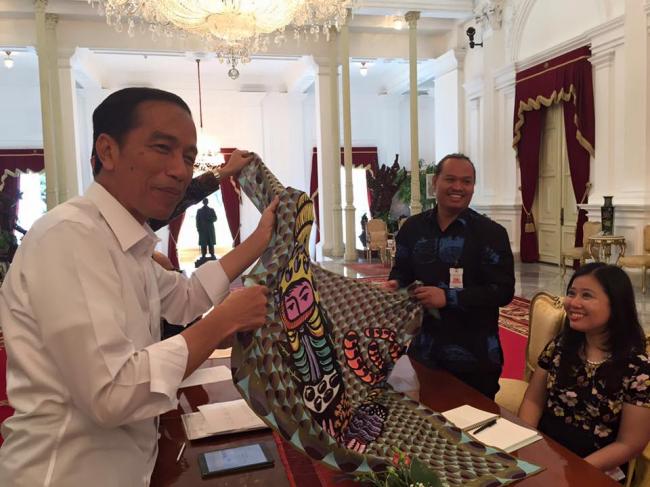 Jokowi Bangga Lukisan Orang Ini Digunakan Louis Vuitton
