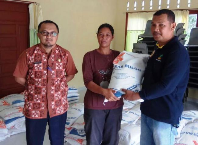 Distrubusi Beras Molor di Lingga, Ini Alasannya