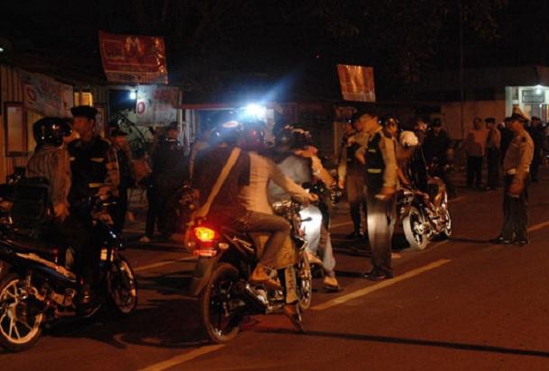 Kesal Ulah Pebalap Liar, Polisi Patahkan Knalpot Sepeda Motor di Arena Balapan 