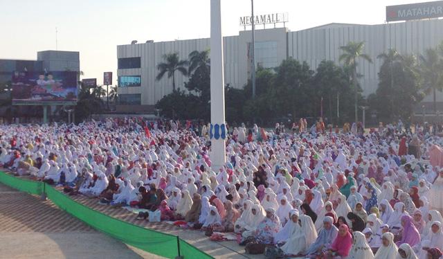Ribuan Warga Batam Salat Idul Adha di Alun-alun Engku Putri