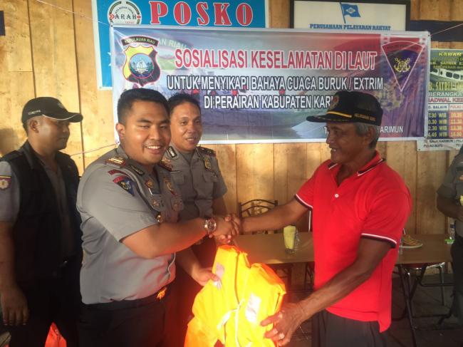 Cuaca Buruk, Polisi Perairan Bagi-bagi Life Jacket