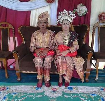 Foto-foto Tok Yon Nikahi Gadis 17 Tahun di Karimun