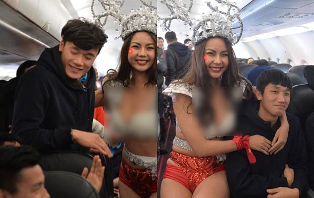 Maskapai VietJet Suguhi Tim Bola Vietnam Model Lingerie