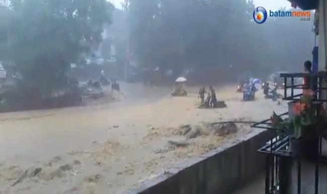 Video:  Banjir Lumpur Parah di Bengkong