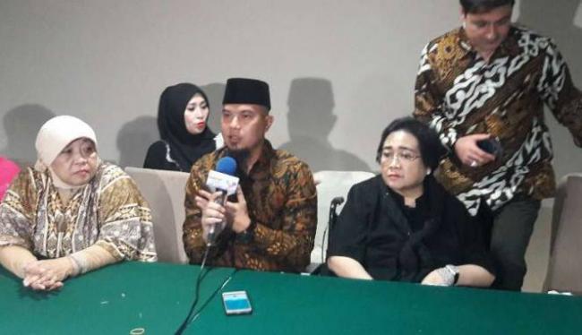  Rachmawati Soekarnoputri dan Ahmad Dhani Ditangkap karena Tuduhan Makar  