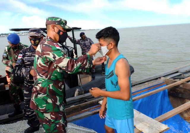 Tak Hanya di Darat, TNI AL Juga Bagikan Masker di Laut
