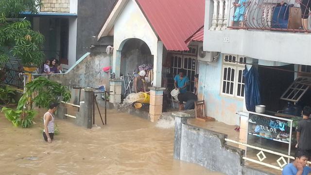 Saluran Air di Perumahan Tiban Indah Meluap, Banjir Setinggi Pinggang Orang Dewasa