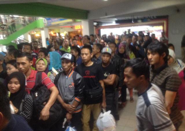 Calon Penumpang Demo di Pelabuhan: Ini Diskriminasi di Negara Sendiri, Tolong Kami Pak Jokowi!