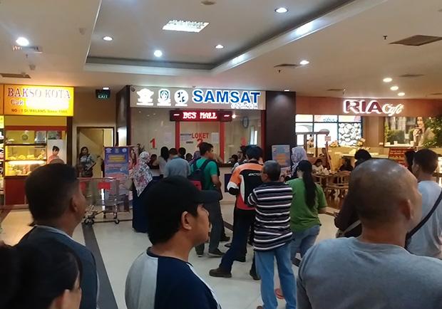 Gratis Denda Masih Berlaku, Warga Serbu Samsat Corner BCS Mall