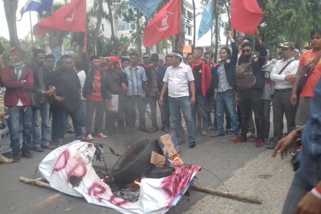 Tak Bertemu Walikota, Pendemo Bakar Ban di Depan Graha Kepri