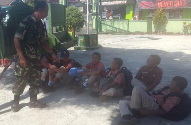 Canda Tawa Satgas TMMD Dengan Anak-anak  Sepulang Sekolah