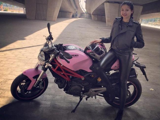 Tiap Hari Mahasiswi Cantik Ini Tunggangi si Monster
