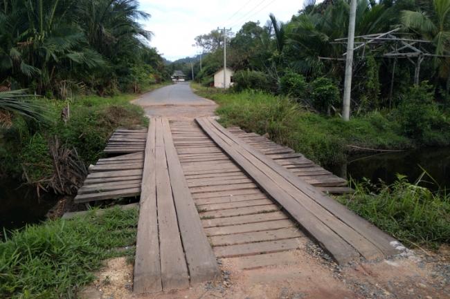 Jembatan Kayu Desa Musai di Lingga Menunggu Ambruk