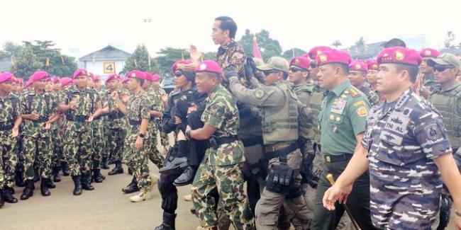 Ketika Jokowi Datangi Barak TNI dan Polri untuk Pastikan Prajurit Loyal, Ada Apa?