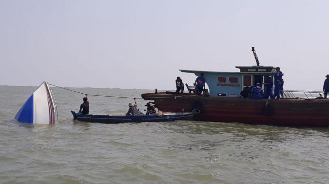 Gelombang Adang Evakuasi Kapal Cepat yang Tenggelam di Karimun 