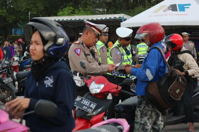 Polisi Sweeping Barang Bawaan Pemotor dan Cek Surat Kendaraan