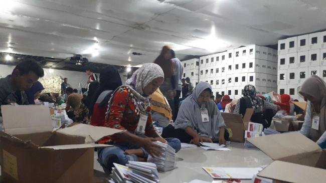 Mengintip Keseruan Ibu-ibu Pelipat Surat Suara di KPU Karimun