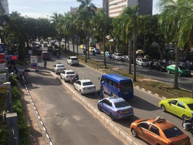 Taksi Pangkalan dan Taksi Online Ribut Lagi di Mega Mall