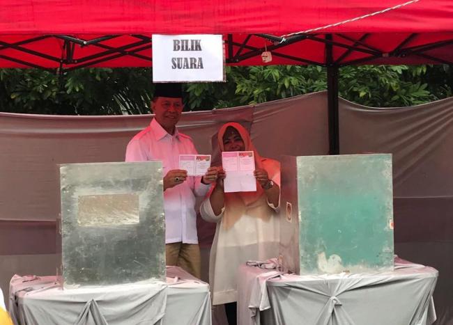 Syahrul Bersama Keluarga Hujan-hujanan Mencoplos di TPS 003