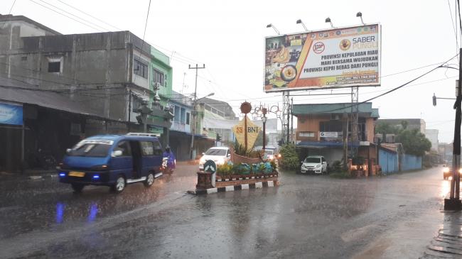 Karimun Diguyur Hujan dan Angin Kencang Warga Enggan Menyebrang Pulau