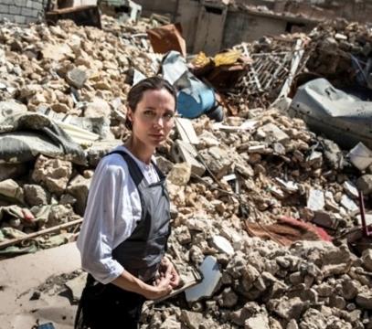 Angelina Jolie Berkunjung ke Bekas Kota Isis