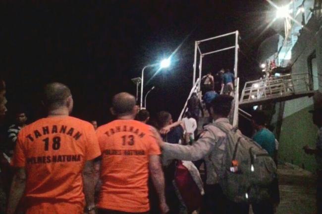 Begini Penampakan Puluhan Tahanan Antre Naik Kapal Pelni