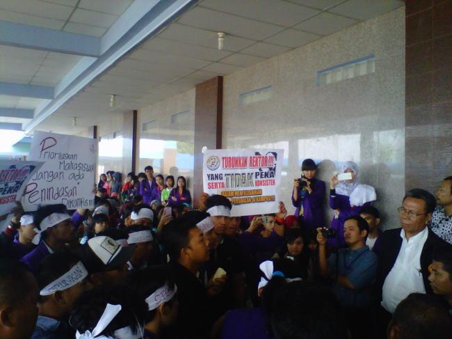 Ratusan Mahasiswa Universitas Putera Batam Gelar Aksi Protes di Kampus