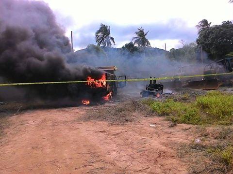 Detik-detik Massa Membakar Alat Berat dan Perkantoran KJJ di Anambas