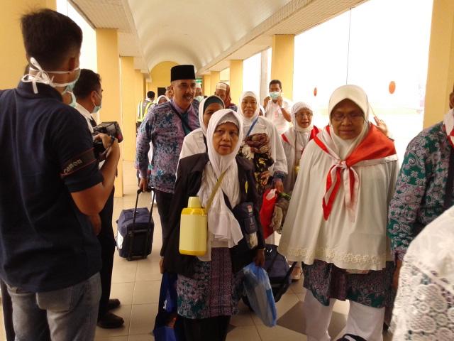 Foto-foto Ekspresi Jamaah Haji Saat Tiba di Bandara Hang Nadim Batam