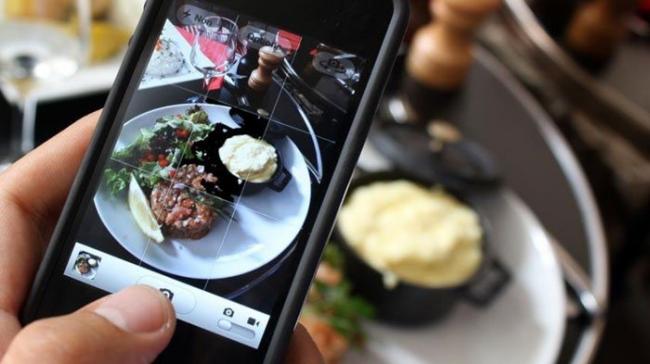 Sibuk Sharing Foto Makanan di Restoran Mewah, Seorang Istri Diceraikan