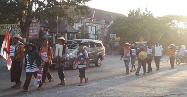 Suku Anak Dalam Jalan Kaki dari Jambi ke Jakarta Tagih Janji Jokowi