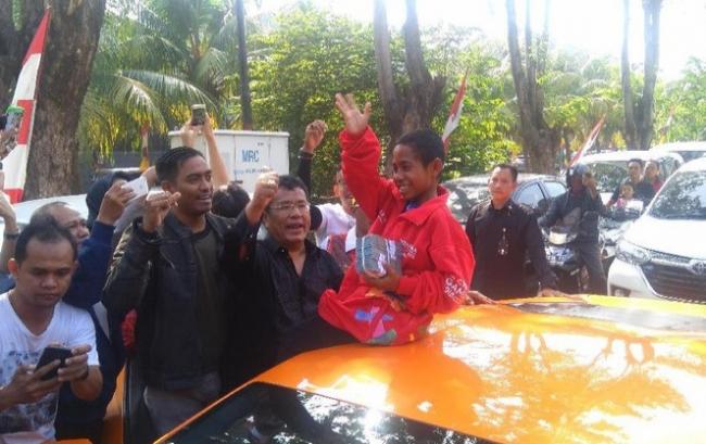 Hotman Paris Ganjar Rp 50 Juta Bocah Panjat Tiang Bendera, Netizen Iri