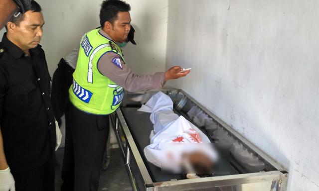  [BREAKING NEWS] Pengendara Satria FU Tewas Digilas Truk Trailer di Depan Damkar