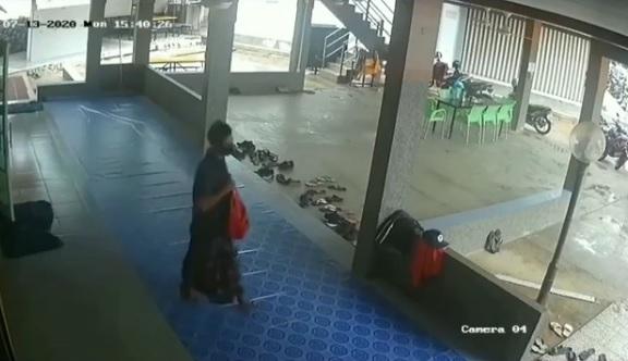 Maling di Batam Terekam CCTV Masjid Pura-pura ikut Salat Ashar