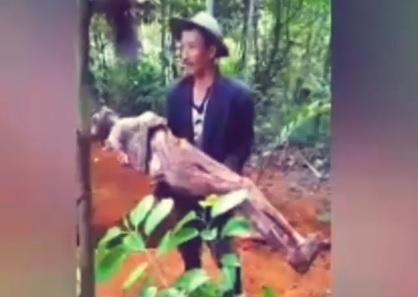 Geger Video Pria Cianjur Bongkar Makam dan Bopong Jasad Ayah