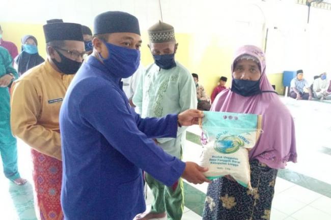 Wabup Lingga Bagi Beras Hasil Sawah Panggak Darat ke Warga Tukul