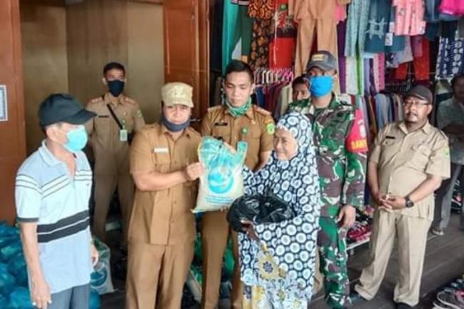 Wabup Lingga Bagi Beras Panggak Darat untuk Warga Terdampak Covid-19 di Pancur