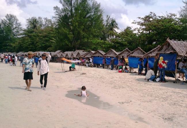 Tak Lengkap kalau Tak Libur di Pantai Trikora 4