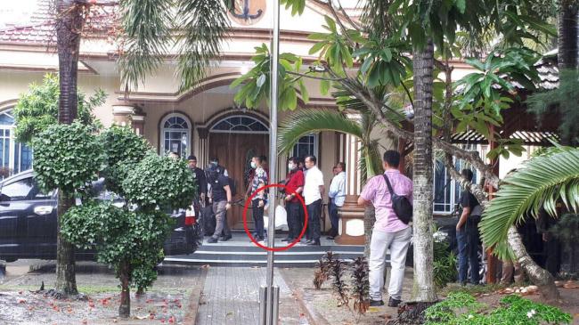 Geledah Rumah Nurdin, Ternyata Ini yang Ditenteng KPK